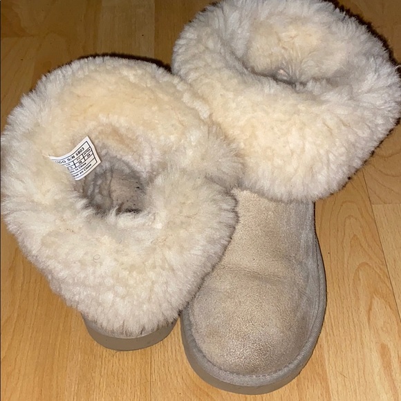 Bailey Button Uggs - Picture 2 of 2
